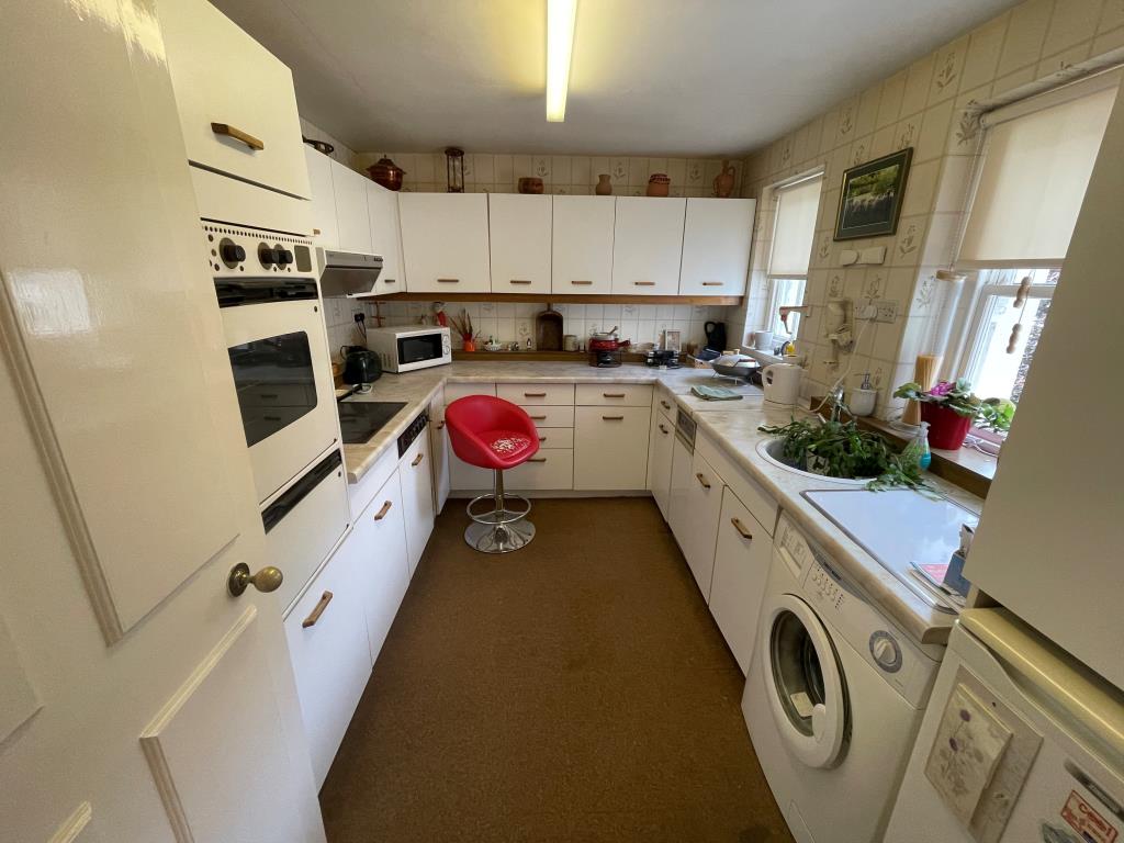 Lot: 41 - TWO-BEDROOM FLAT IN DESIRABLE LOCATION - Kitchen with fitted units